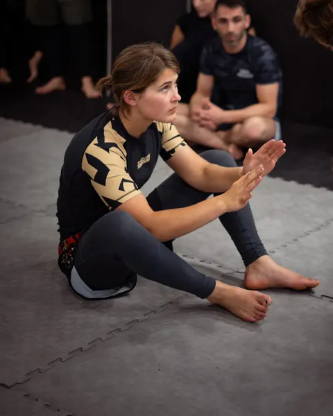 An athlete in a NoGi class